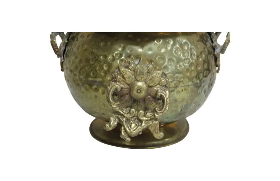 Foto de um(a) Balde/Cachepot em metal dourado pontilhado, da categoria de Cachepot. Antigo balde em metal dourado pontilhado com apliques em bronze maciço no formato de flores. Apresenta alça lisa articulada.... Mostrado de uma perspectiva diferente. Vendido no marketplace Trésors.