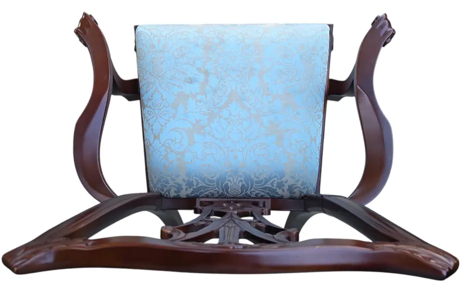 Foto de um(a) Poltrona Chippendale em Imbuia Maciça com Marchetaria e Assento Damasco Azul, da categoria de Poltronas. Exclisiva poltrona de braços (cadeira de mestre) executada em imbuia maciça, combinando com maestria a robustez da... Mostrado de uma perspectiva diferente. Vendido no marketplace Trésors.
