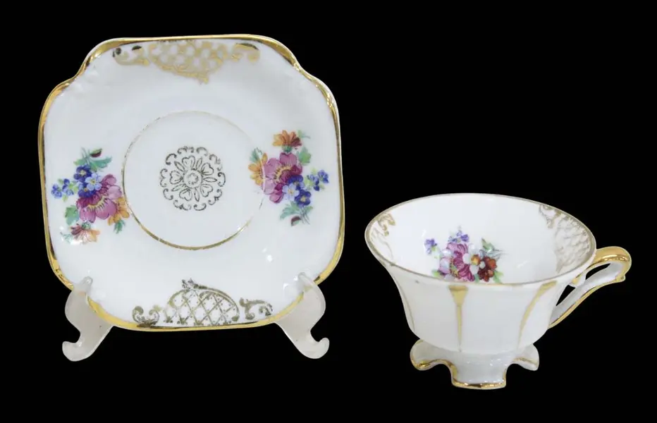 Foto de um(a) Par de xícaras para café, da categoria de Xícaras. Par de xícaras para café em porcelana branca com flores e douração, xícara com assente em quatro pés e pires quadrado com... Mostrado de uma perspectiva diferente. Vendido no marketplace Trésors.
