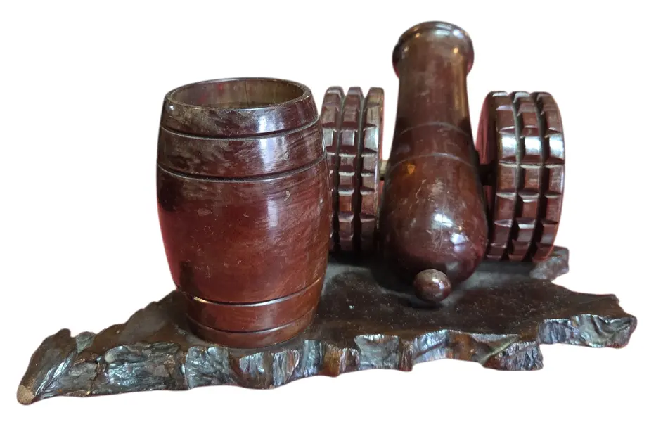 Foto de um(a) Canhão Decorativo em Madeira Nobre e Mini Barril – Peça Vintage, da categoria de Outros colecionáveis. Apresentamos uma distinta peça de coleção e decoração, rica em detalhes e executada com técnicas tradicionais de marcenaria.... Mostrado de uma perspectiva diferente. Vendido no marketplace Trésors.