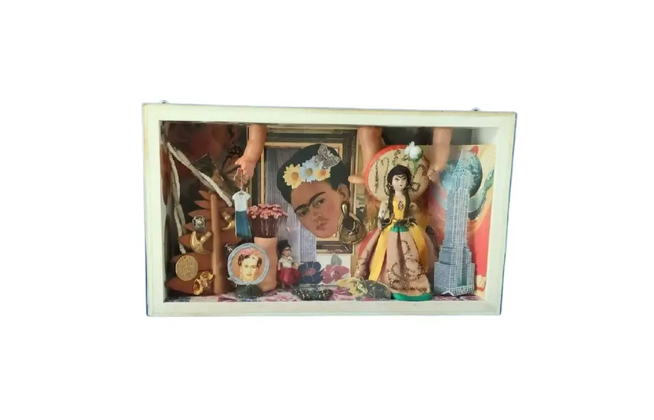 Foto de um(a) Diorama Frida Khalo, da categoria de Outros objetos decorativos. Diorama frida: a vida de frida khalo retratada pelo olhar do designer marcelus ribas, peça única. Caixas em mdp com vidro... Vendido no marketplace Trésors.