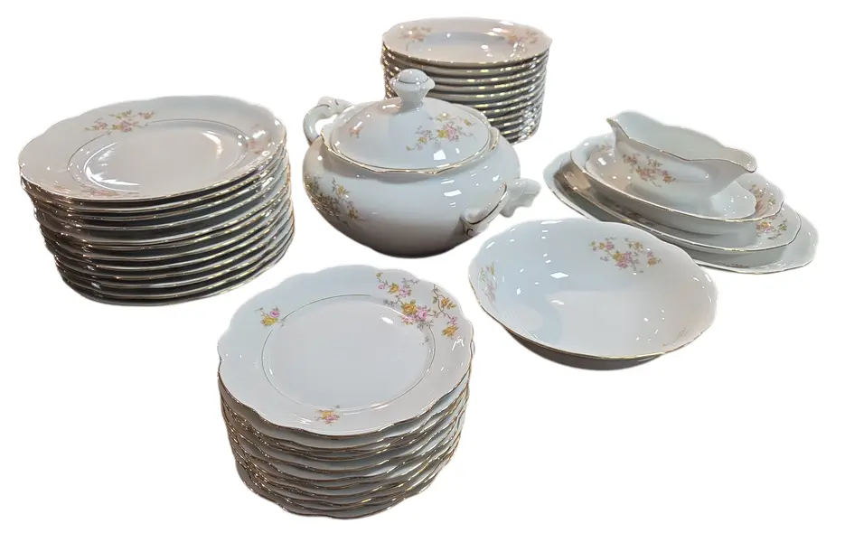 Foto de um(a) Raridade: Aparelho de Jantar Porcelana Renner (Porto Alegre) – 42 Peças – Floral com Filetes a Ouro, da categoria de Conjuntos de servir. Composição Completa (42 Peças): 12 Pratos Rasos 12 Pratos Fundos 12 Pratos de Sobremesa 01 Sopeira Grande com Tampa 03... Vendido no marketplace Trésors.