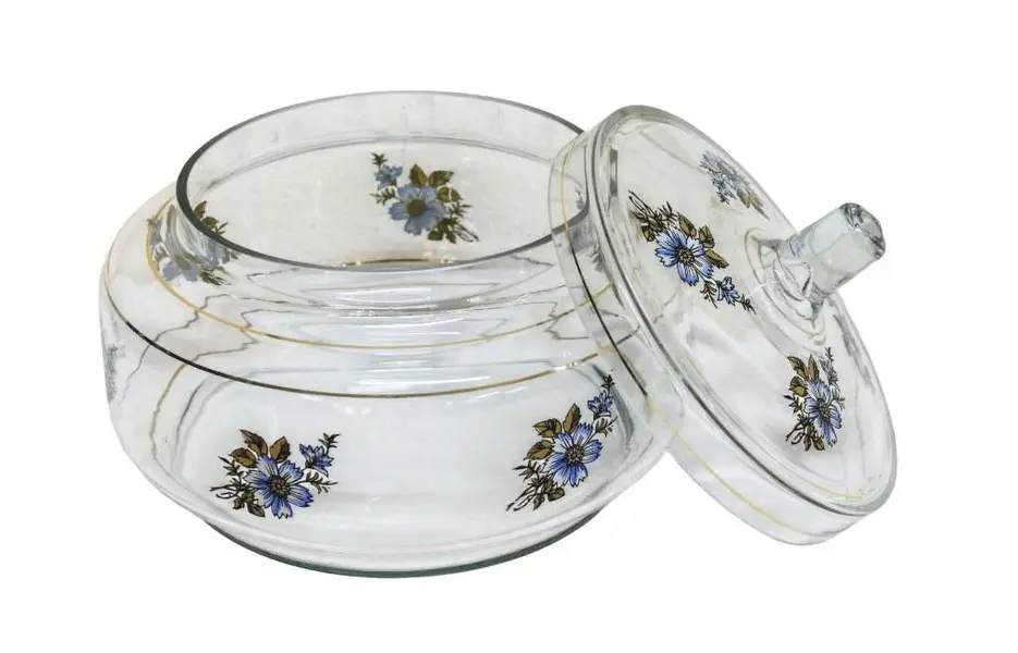 Foto de um(a) Bomboniere em vidro ao gosto dos anos 60, da categoria de Garrafas, potes e jarros. Delicada bomboniere em vidro translúcido com decoração floral na tonalidade azul e filetes dourados. Ao gosto dos anos 60.... Vendido no marketplace Trésors.