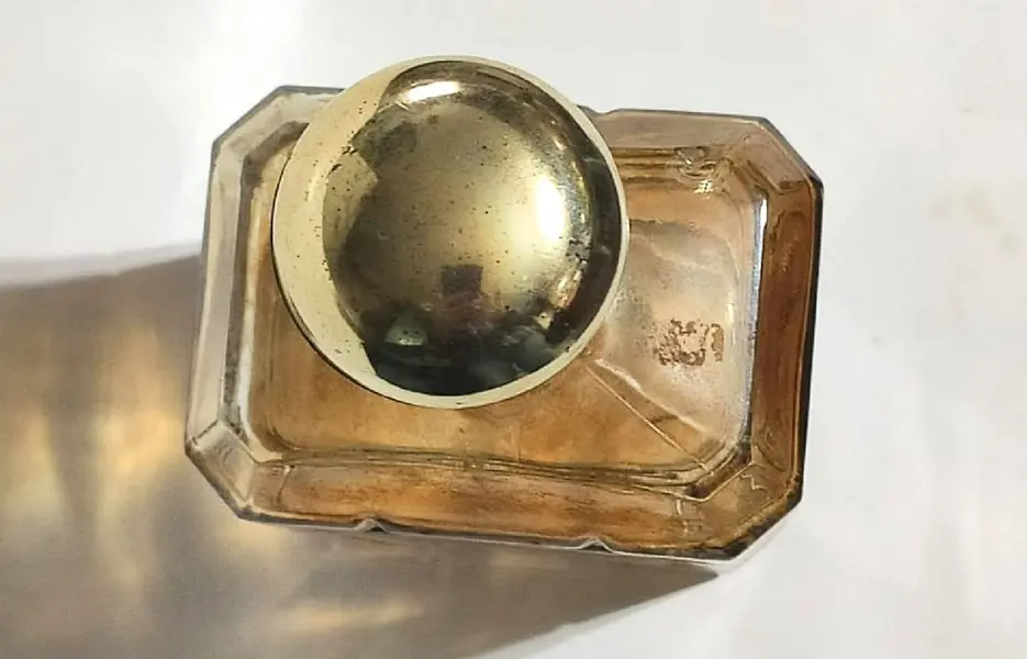 Foto de um(a) Garrafa Âmbar 70'S, da categoria de Garrafas, potes e jarros. Garrafa âmbar com pintura floral em dourado, década de 1970.A: 24,5 cm L: 11 cm P: 8 cm / peso: 765 g. Mostrado de uma perspectiva diferente. Vendido no marketplace Trésors.