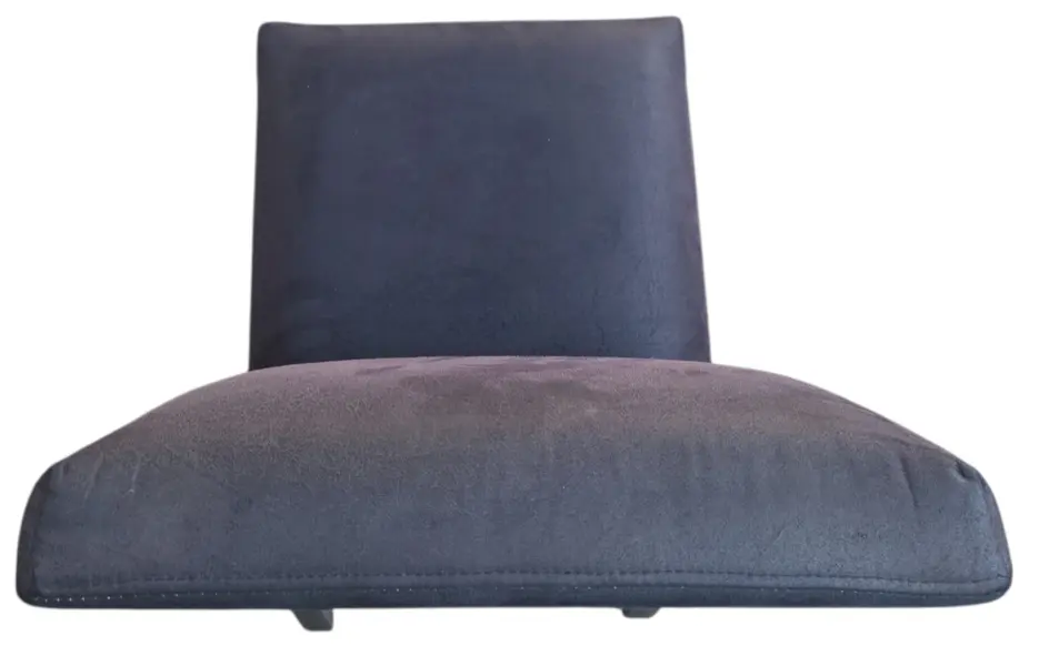 Foto de um(a) Cadeira em Suede Cinza e Pés de Madeira, da categoria de Outras cadeiras. Com um design clean, elegante e altamente versátil, esta cadeira é a escolha perfeita para compor salas de jantar,... Mostrado de uma perspectiva diferente. Vendido no marketplace Trésors.