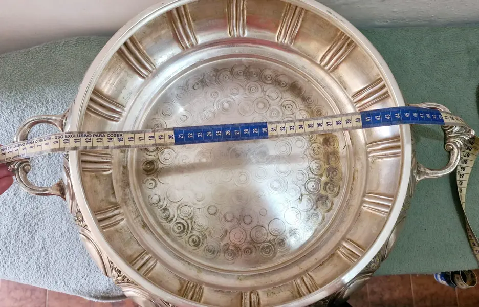 Foto de um(a) Grande e Imponente Sopeira Portuguesa Fernando Alves - Espessurada a prata, da categoria de Terrinas de sopa. Extraordinária sopeira portuguesa banhada a prata, marca Fernando Alves, toda trabalhada, bem grande com capacidade de 10... Mostrado de uma perspectiva diferente. Vendido no marketplace Trésors.