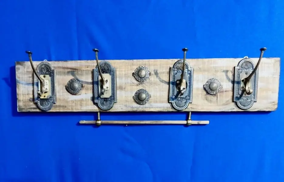 Foto de um(a) Cabideiro de Parede Madeira de Demolição e Latão, Peça Única, da categoria de Cabideiros e porta-chapéus. Cabideiro de parede em madeira de demolição, ganchos antigos tendo como base placas de tomadas e interruptores em latão dos... Mostrado de uma perspectiva diferente. Vendido no marketplace Trésors.