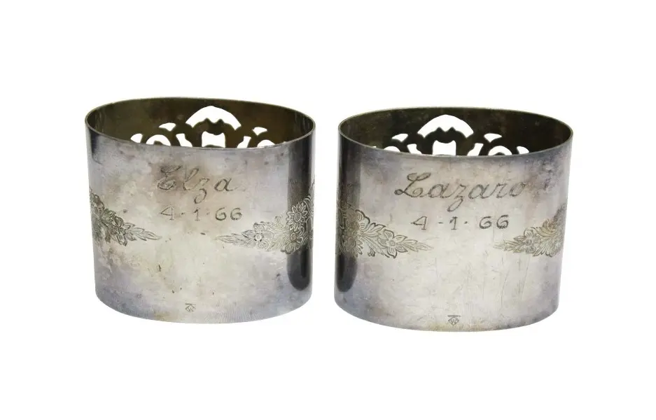 Foto de um(a) Par de porta - guardanapos MERIDIONAL, da categoria de Anel para guardanapo. Antigo par de porta guardanapos na caixa original, da manufatura MERIDIONAL em metal espessurado a prata com decoração... Mostrado de uma perspectiva diferente. Vendido no marketplace Trésors.