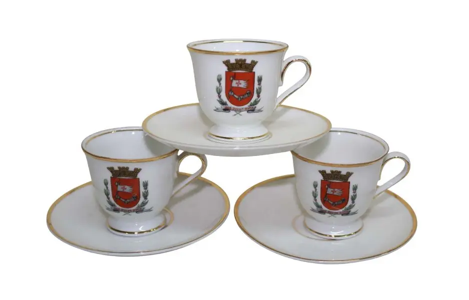 Foto de um(a) Conjunto de 06 xícaras para café Centenário de São Paulo 1954, da categoria de Xícaras. Antigo e raro conjunto de 06 xícaras para café com seu respectivo pires, da manufatura Maua comemorativa centenário de São... Mostrado de uma perspectiva diferente. Vendido no marketplace Trésors.