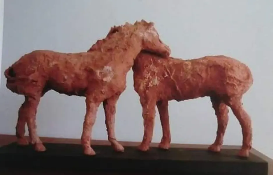Foto de um(a) Escultura em papal mache - Love Horse, da categoria de Escultura. Peça única pelo designer marcelus ribas. Escultura em papier mache com patina terracota e base em madeira. A: 30cmL: 50cm... Mostrado de uma perspectiva diferente. Vendido no marketplace Trésors.