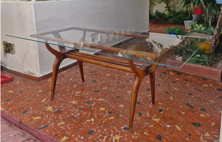 Foto de um(a) Mesa de jantar anos 50-60 com tampo de vidro, da categoria de Mesas de Jantar. Linda mesa de jantar feita na década de 1950/1960. Possui o design modernista, com suas linhas curvas, base em estrutura de... Mostrado de uma perspectiva diferente. Vendido no marketplace Trésors.