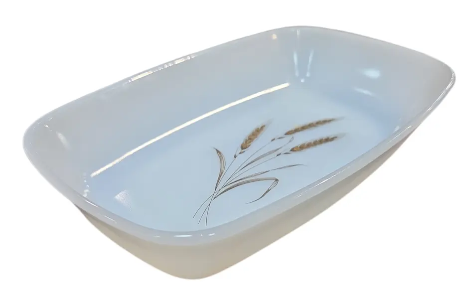Foto de um(a) Assadeira Retangular Vintage Arcopal France - Padrão Espigas de Trigo (Wheat), da categoria de Travessas e tigelas. Um clássico da cozinha retrô! Esta assadeira em vidro opaline (leitoso) da renomada marca francesa Arcopal é um item... Vendido no marketplace Trésors.