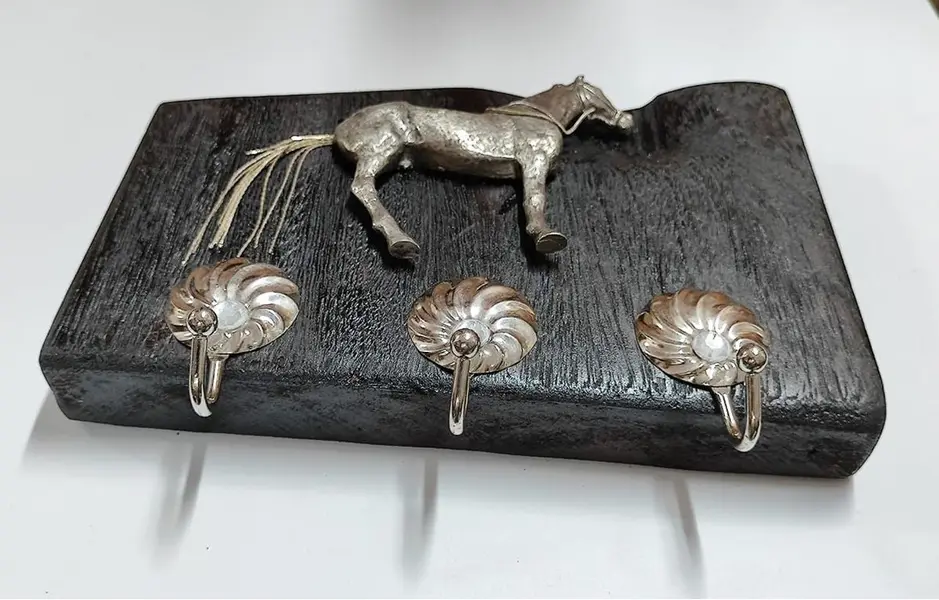 Foto de um(a) Cabideiro Cavalo em Madeira Cerejeira e Prata, da categoria de Cabideiros e porta-chapéus. Cabideiro de parede com base em madeira cerejeira, cavalo de prata e 3 suportes niquelados. Peça única pelo designer... Mostrado de uma perspectiva diferente. Vendido no marketplace Trésors.