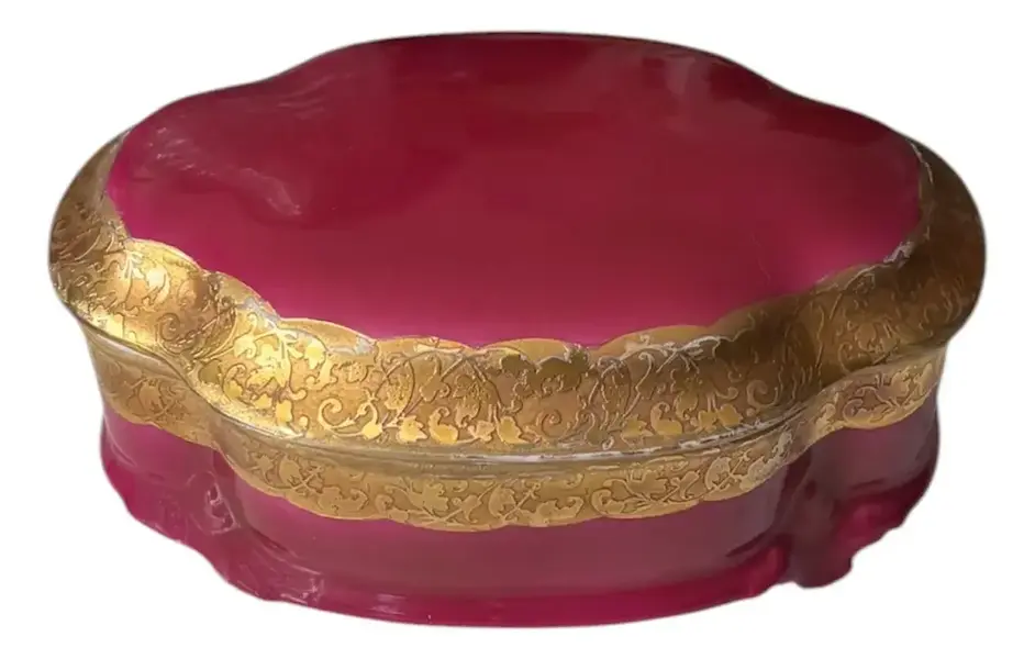 Foto de um(a) Antiga Caixa Decorativa Porcelana Rosa Ouro Royal Bayreuth, da categoria de Cestos e Caixas. Royal Bayreuth. Antiga e especial caixa decorativa ou porta joias em porcelana artística alemã, com detalhes dourados em... Vendido no marketplace Trésors.