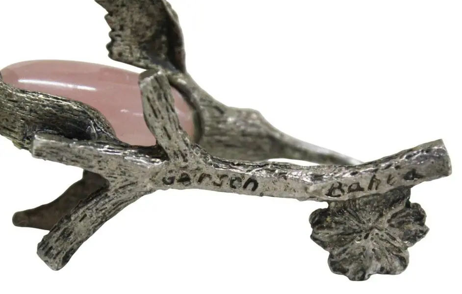 Foto de um(a) Escultura de Beija-Flor Quartzo Rosa, da categoria de Escultura. Delicada escultura na figura de Beija Flor, estrutura em metal prateado e corpo em pedra brasileira Quartzo Rosa. Peça... Mostrado de uma perspectiva diferente. Vendido no marketplace Trésors.