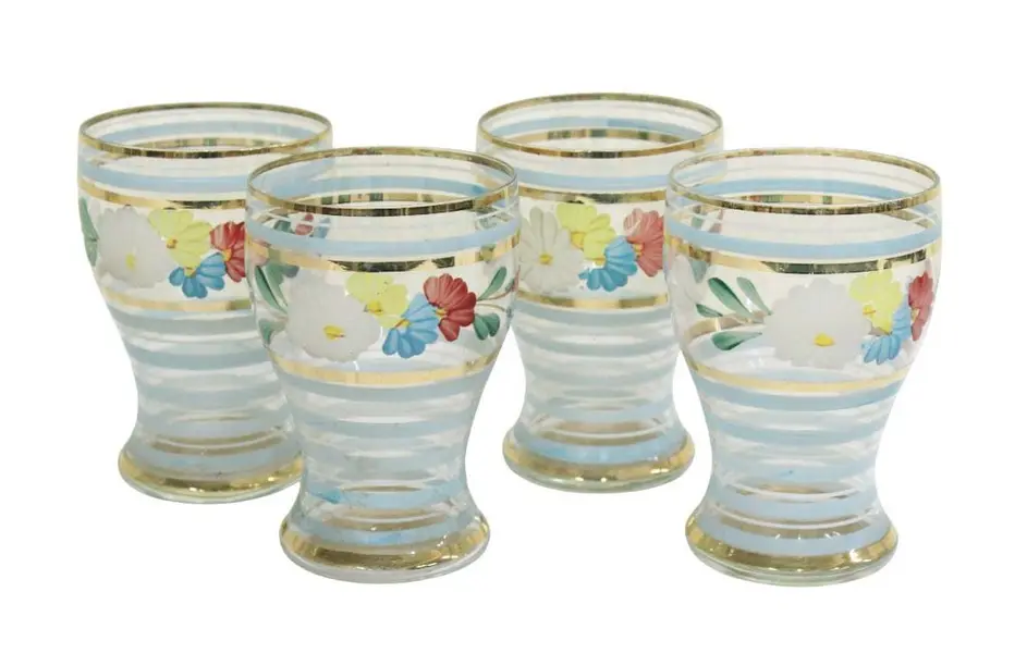 Foto de um(a) Conjunto jarra e 04 copos anos 50/60, da categoria de Jogos de taças e copos. Original conjunto de jarra e quatro copos anos 50/60, com decoração floral em policromia pintado à mão e filetes dourados.... Mostrado de uma perspectiva diferente. Vendido no marketplace Trésors.