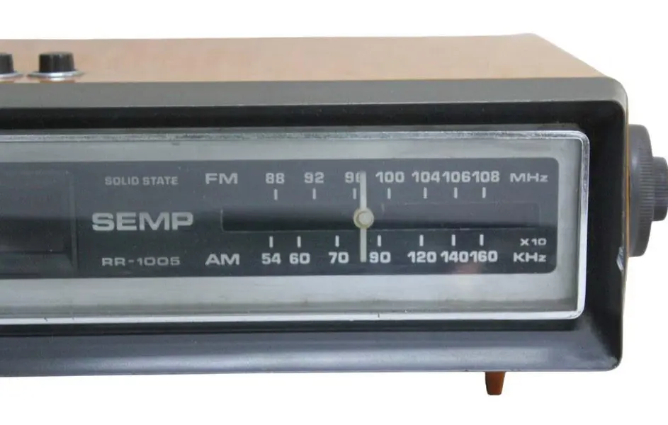 Foto de um(a) Rádio relógio SEMP TOSHIBA RR - 1005 - Nº 25440 BIVOLT, da categoria de Rádios e sintonizadores. Antigo e raro rádio relógio SEMP TOSHIBA RR - 1005 - Nº 25440 BIVOLT. Na tonalidade laranja, funcionando, sem garantias... Mostrado de uma perspectiva diferente. Vendido no marketplace Trésors.