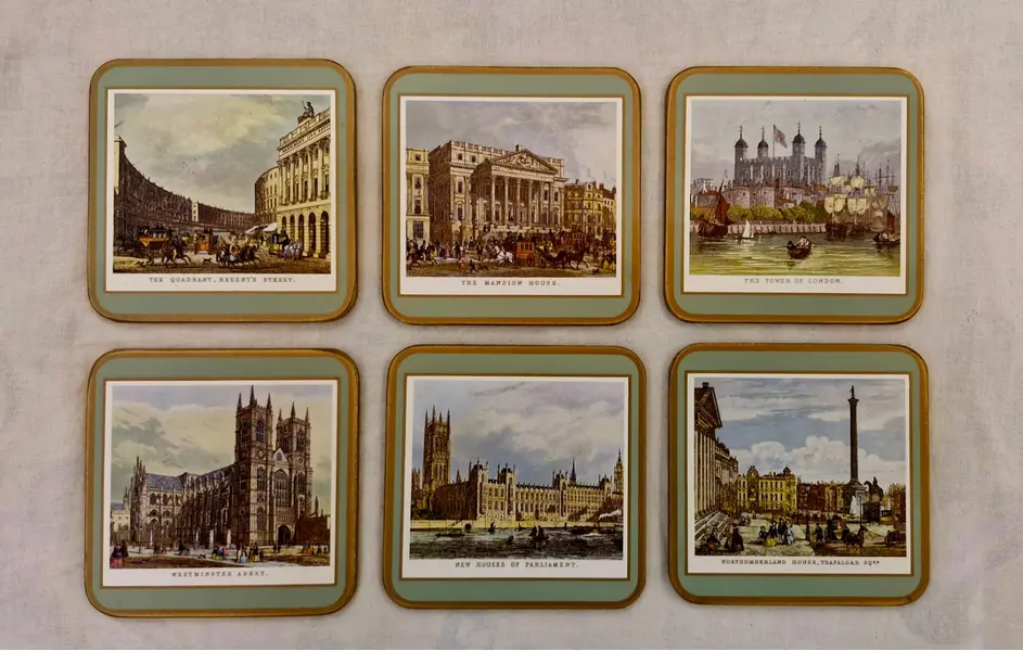 Foto de um(a) Raro jogo de porta-copos inglês ricamente ilustrado, da categoria de Porta-copos. Elegante conjunto de seis porta-copos que apresenta uma estética clássica e nostálgica, exibindo ilustrações detalhadas de... Mostrado de uma perspectiva diferente. Vendido no marketplace Trésors.