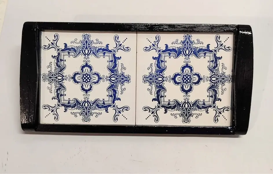 Foto de um(a) Bandeja Azulejos, Marca Polovi, Paraná, Década de 1970, da categoria de Bandejas. Bandeja de azulejo azul cobalto com fundo branco da marca polovi, paraná, década de 1970. Moldura em madeira com acabamento... Mostrado de uma perspectiva diferente. Vendido no marketplace Trésors.