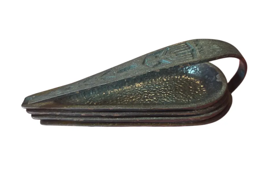 Foto de um(a) Cinzeiro Israelense em Relevo, da categoria de Cinzeiros. Uma peça que é pura história. Este cinzeiro traz gravuras detalhadas em alto-relevo que homenageiam os marcos históricos de... Mostrado de uma perspectiva diferente. Vendido no marketplace Trésors.