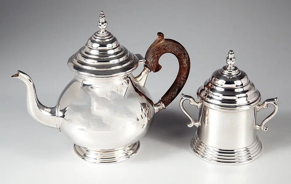 Foto de um(a) Elegante Conjunto de Chá em Metal Espessurado a Prata Estilo Art Déco - 2 pçs, da categoria de Conjuntos de café e chá. Sofisticado conjunto composto por bule e açucareiro, perfeito para colecionadores, amantes de antiguidades ou para quem... Mostrado de uma perspectiva diferente. Vendido no marketplace Trésors.