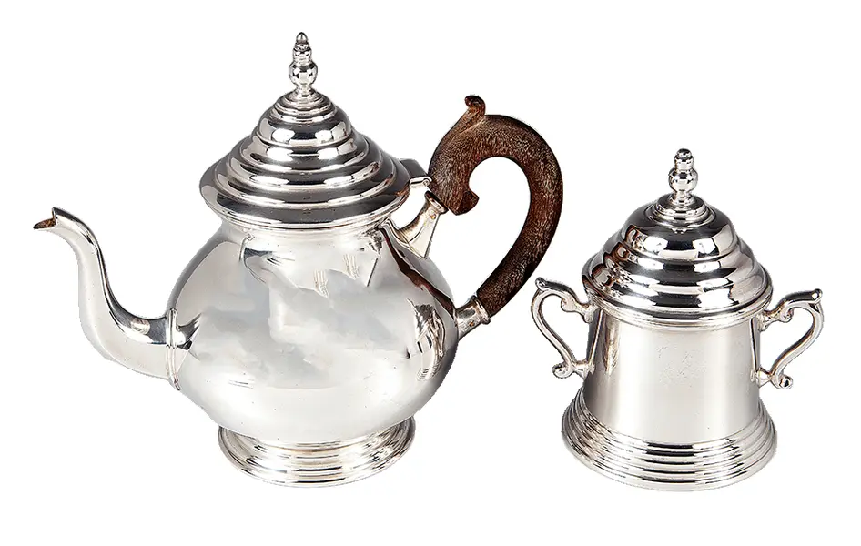 Foto de um(a) Elegante Conjunto de Chá em Metal Espessurado a Prata Estilo Art Déco - 2 pçs, da categoria de Conjuntos de café e chá. Sofisticado conjunto composto por bule e açucareiro, perfeito para colecionadores, amantes de antiguidades ou para quem... Vendido no marketplace Trésors.
