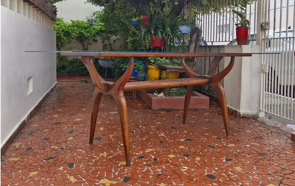 Foto de um(a) Mesa de jantar anos 50-60 com tampo de vidro, da categoria de Mesas de Jantar. Linda mesa de jantar feita na década de 1950/1960. Possui o design modernista, com suas linhas curvas, base em estrutura de... Mostrado de uma perspectiva diferente. Vendido no marketplace Trésors.