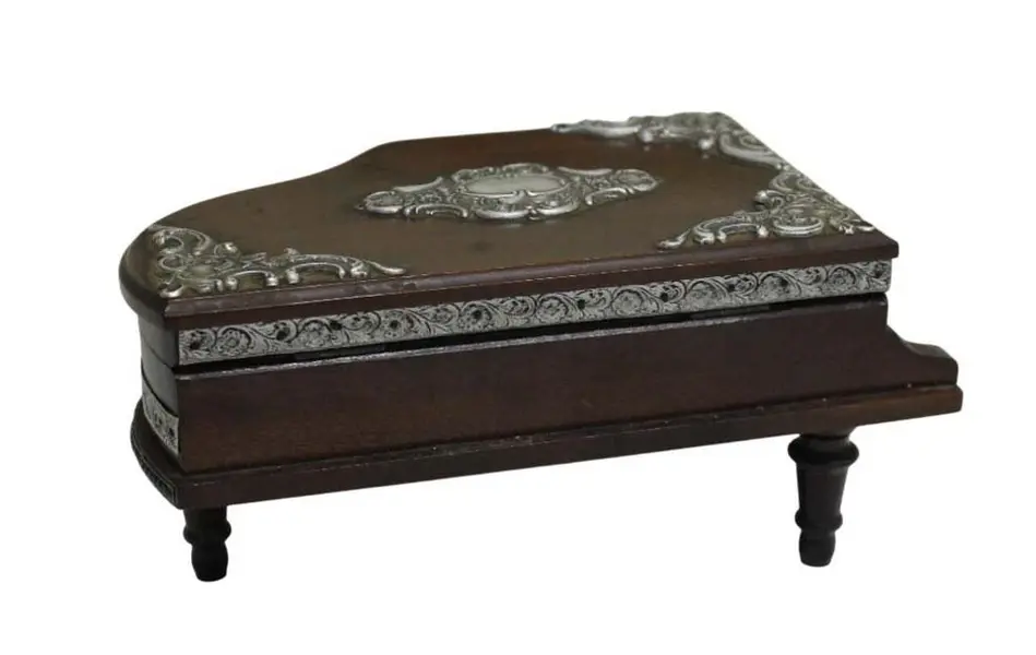 Foto de um(a) Caixa Porta Joia Formato De Piano Marrom, da categoria de Cestos e Caixas. Charmosa e antiga caixa porta joias musical em formato de piano com apliques em prata de lei. Assente em tripé torneado e... Mostrado de uma perspectiva diferente. Vendido no marketplace Trésors.