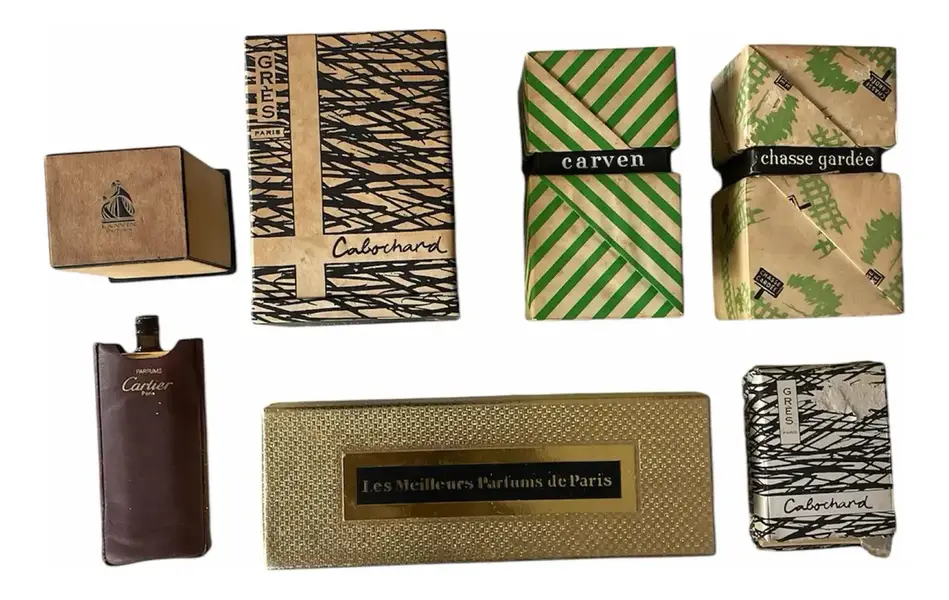 Foto de um(a) Antigos Perfumeiros Coleção De Perfume Francês Original, da categoria de Perfumeiros. Antiga e rara coleção com 7 frascos de perfumes franceses, alguns com resquício do perfume original. Muito colecionável. O... Vendido no marketplace Trésors.