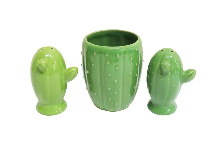 Foto de um(a) Trio de peças em cerâmica - LE LIS BLANC CASA HANDPAINTED MADE BY JOYYE, da categoria de Outros utensílios para servir. Charmoso trio da renomada grife LE LIS BLANC CASA HANDPAINTED MADE BY JOYYE, executado em cerâmica na tonalidade verde, no... Vendido no marketplace Trésors.