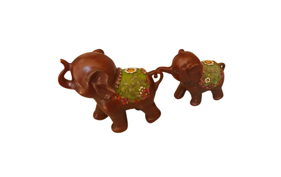 Foto de um(a) Par de Elefantes de Bali - Peças Raras, da categoria de Modelos e estatuetas. Este par representa a Comunhão Espiritual e a Gratidão O Arco da Conexão: Quando colocados de frente, as trombas longas... Vendido no marketplace Trésors.