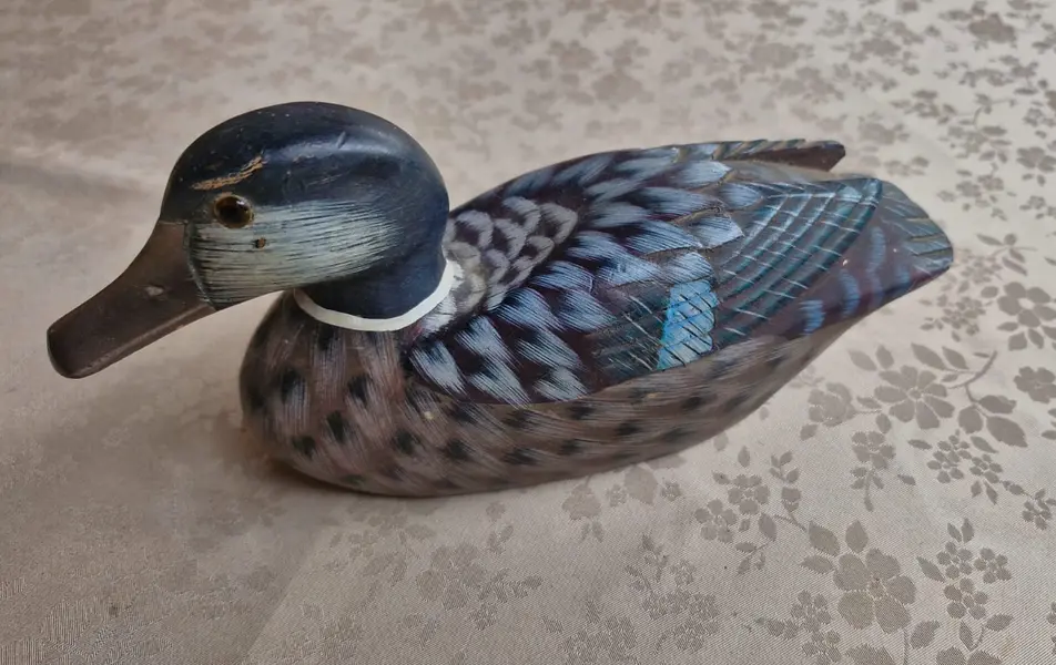 Foto de um(a) Três belas esculturas de pato em madeira, da categoria de Outros objetos decorativos. Lindas esculturas antigas de pato, entalhados e pintados à mão e com olhinhos de vidro, peças ricas em detalhes!Medidas:... Mostrado de uma perspectiva diferente. Vendido no marketplace Trésors.