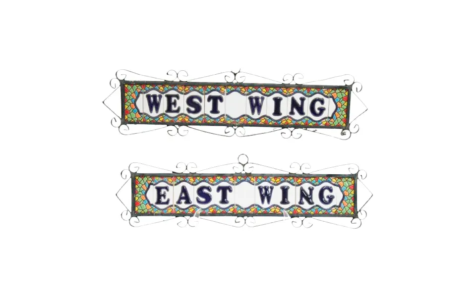 Foto de um(a) Par de apliques para parede ala leste e oeste, da categoria de Objetos de parede. Par de apliques para parede indicando ala leste e oeste. Moldura em ferro e centro em pastilhas vitrificadas pintadas à mão.... Vendido no marketplace Trésors.