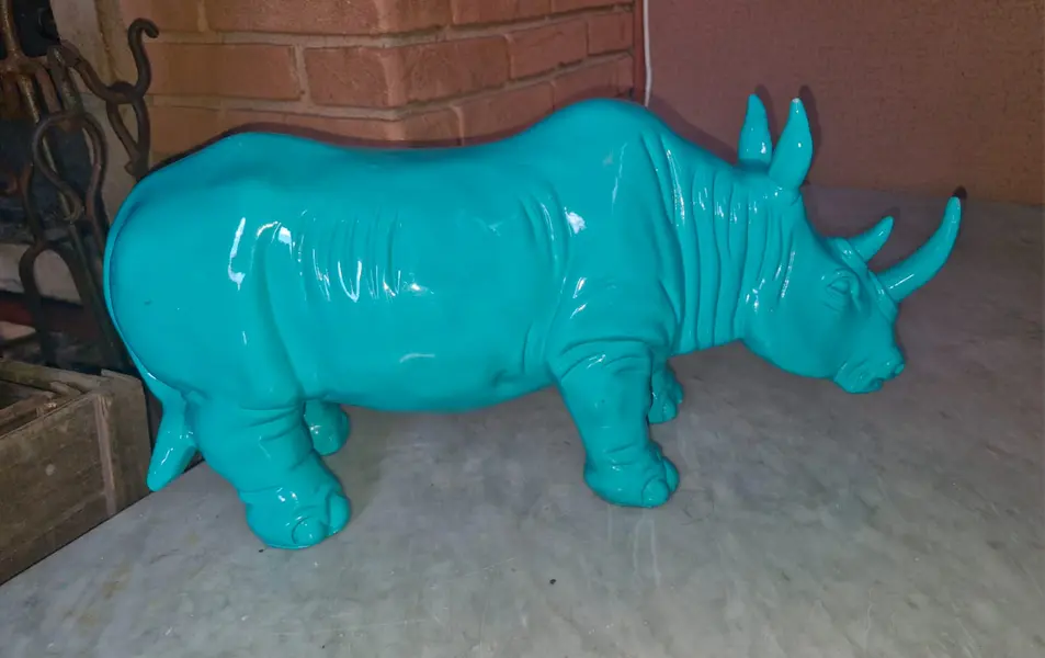Foto de um(a) Rinoceronte em resina, da categoria de Modelos e estatuetas. Escultura decorativa em resina, representando um rinoceronte, uma peça de design contemporâneo que se destaca pelo impacto... Mostrado de uma perspectiva diferente. Vendido no marketplace Trésors.