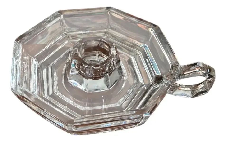 Foto de um(a) Antigo Castiçal Art Deco Palmatória Em Cristal Francês, da categoria de Castiçais. Antigo e fino castiçal, palmatória em cristal francês. Período Art Deco.Medidas 15x12cm. Vendido no marketplace Trésors.