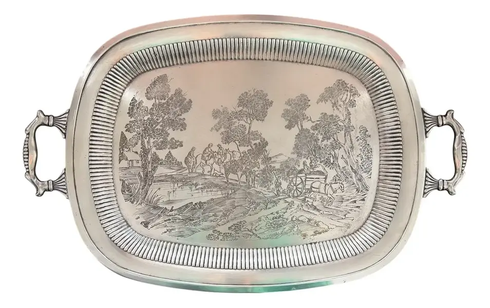 Foto de um(a) Antiga Grande Bandeja Tabuleiro Trabalhado Em Prata Eberle, da categoria de Bandejas. ~ Eberle Silverplated ~ Antiga e grande bandeja decorativa em prata Eberle com linda decoração cinzelada no centro. Trabalho... Vendido no marketplace Trésors.