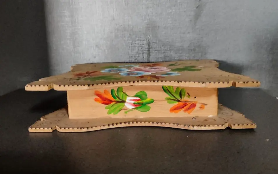 Foto de um(a) Caixa de Costura em Pinho Natural, Década de 1940, da categoria de Cestos e Caixas. Caixa de costura dos anos 1940: em pinho natural, pintura com motivo floral e borda pirogravada. Com diferencial da... Mostrado de uma perspectiva diferente. Vendido no marketplace Trésors.