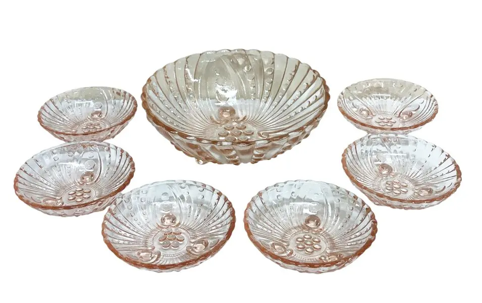 Foto de um(a) Conjunto de saladeira com 7 peças em vidrão, da categoria de Outros utensílios para servir. Conjunto de saladeira contendo 7 peças em vidrão na tonalidade âmbar, todas as peças com assente em tripé com formato de... Vendido no marketplace Trésors.