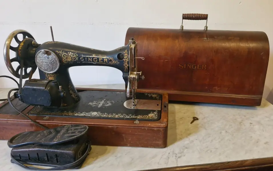 Foto de um(a) Antiga máquina Singer c/ caixa de madeira original e chave. Funcionando - Sec. XIX, da categoria de Maquinas de Costura. RARIDADE!!!! Linda Máquina antiga de costura Singer acompanhada de caixa de madeira original e chave. Século XIX. Máquina em... Mostrado de uma perspectiva diferente. Vendido no marketplace Trésors.