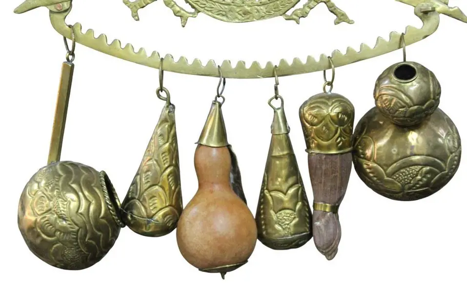 Foto de um(a) Balangandã em metal dourado, da categoria de Objetos religiosos e espirituais. Antigo balangandã em metal dourado, com cenas de anjo trabalhado em relevos e acompanham 06 penduricalhos incluindo uma figa... Mostrado de uma perspectiva diferente. Vendido no marketplace Trésors.