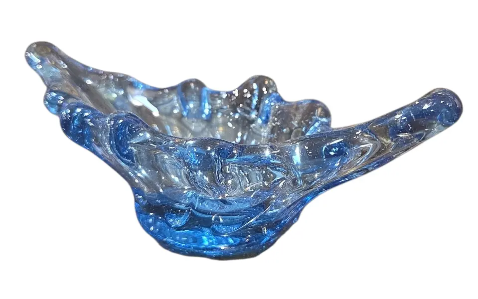 Foto de um(a) Cinzeiro em Cristal Murano Azul, da categoria de Cinzeiros. Adicione um toque de cor e brilho ao seu décor com este cinzeiro em Cristal Murano. Com seu design robusto e lapidação... Vendido no marketplace Trésors.