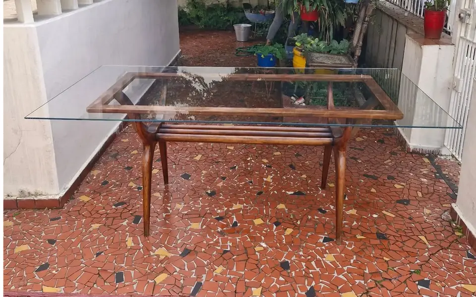 Foto de um(a) Mesa de jantar anos 50-60 com tampo de vidro, da categoria de Mesas de Jantar. Linda mesa de jantar feita na década de 1950/1960. Possui o design modernista, com suas linhas curvas, base em estrutura de... Mostrado de uma perspectiva diferente. Vendido no marketplace Trésors.