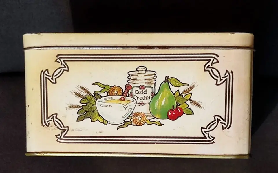 Foto de um(a) Lata Perfume Acqua Fresca O Boticário, Década de 1970, da categoria de Outros colecionáveis. Lata do perfume acqua fresca d'o boticário. Criado em 1970 pela perfumista maria elisabeth m. De oliveira, com sua... Mostrado de uma perspectiva diferente. Vendido no marketplace Trésors.