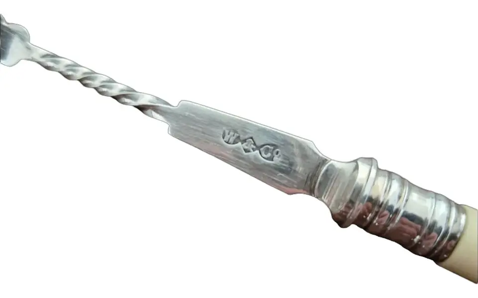 Foto de um(a) Garfo Picles - Inglaterra, Modelo Picles, da categoria de Garfos. Uma Janela para a Etiqueta e o Design de Época O item em questão, um elegante garfo de picles da era Eduardiana... Mostrado de uma perspectiva diferente. Vendido no marketplace Trésors.