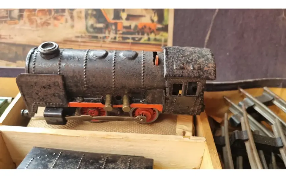 Foto de um(a) Conjunto Vintage De Ferromodelismo Alemão Bub 127/220v, da categoria de Trens de brinquedo. *POR FAVOR LER COM ATENÇÃO* Conjunto de ferromodelismo alemão ´´BUB`` na caixa com manual original.Karl Bub foi um pioneiro... Mostrado de uma perspectiva diferente. Vendido no marketplace Trésors.