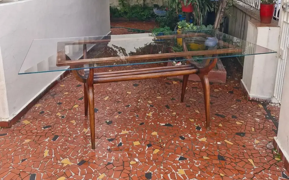 Foto de um(a) Mesa de jantar anos 50-60 com tampo de vidro, da categoria de Mesas de Jantar. Linda mesa de jantar feita na década de 1950/1960. Possui o design modernista, com suas linhas curvas, base em estrutura de... Mostrado de uma perspectiva diferente. Vendido no marketplace Trésors.