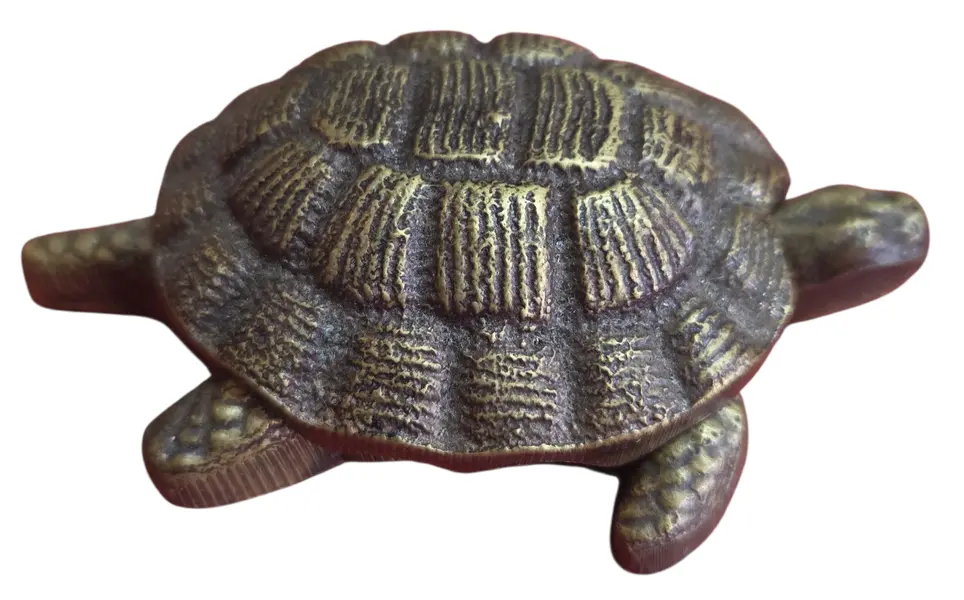Foto de um(a) Cinzeiro Marinho: Tartaruga em Bronze, da categoria de Cinzeiros. Inspirada na longevidade e resistência das tartarugas marinhas, esta peça decorativa em bronze é um item de destaque para... Mostrado de uma perspectiva diferente. Vendido no marketplace Trésors.