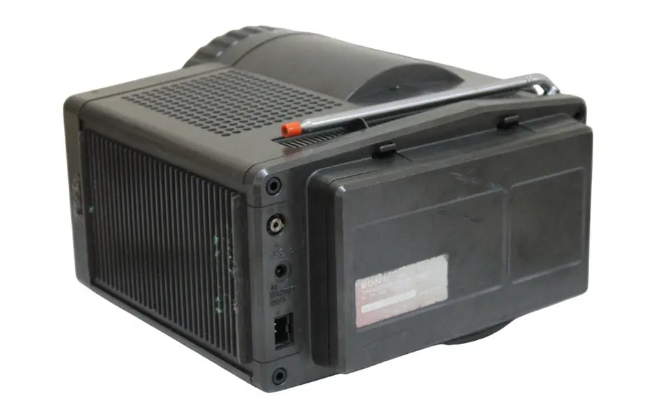 Foto de um(a) Antiga e rara televisão portátil da manufatura SONY TV, da categoria de Televisores. COLECIONISMO- Antiga e rara televisão portátil da manufatura SONY TV - 511 (TV RECEIVER OU MONITOR). Japonesa, design... Mostrado de uma perspectiva diferente. Vendido no marketplace Trésors.