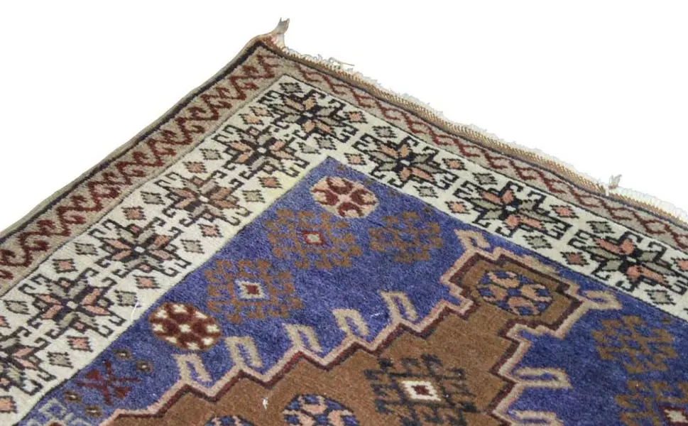 Foto de um(a) Tapete Persa Artesanal Geométrico Marrom E Azul, da categoria de Tapetes. Tapete persa em tons de marrom, mostarda e azul, com decoração geométrica. Necessita refazer as franjas. Medidas 1,45C X... Mostrado de uma perspectiva diferente. Vendido no marketplace Trésors.