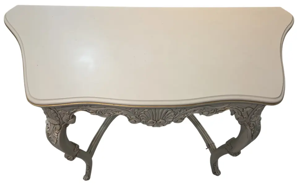 Foto de um(a) Aparador Luís XV Branco Provençal com Pés Cabriolé, da categoria de Aparadores e Buffet. Aparador Clássico Provençal – Elegância, Curvas Marcantes e Riqueza em DetalhesSe você busca uma peça de mobiliário que une... Mostrado de uma perspectiva diferente. Vendido no marketplace Trésors.